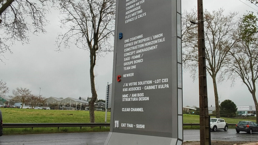 totem-signalétique-le-calys