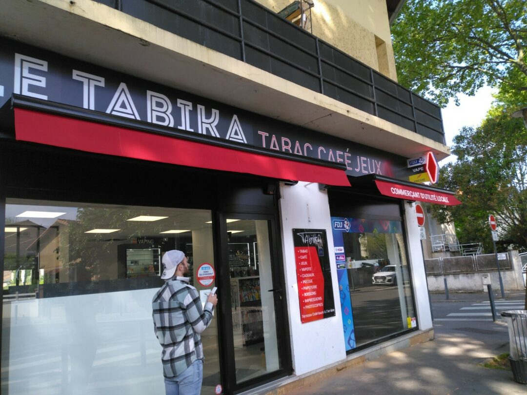 TABAC-TABIKA-enseigne-façade-et-carotte-de-tabac
